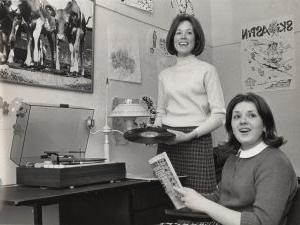 1971届的女学生们在信誉最好的网投十大平台的宿舍里.